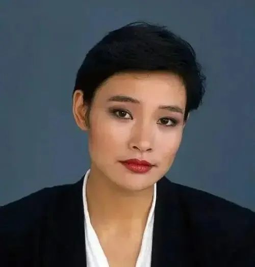 分手时,两个人都哭的难以自拔,柳青离开了洛杉矶,从陈冲的生活中彻底