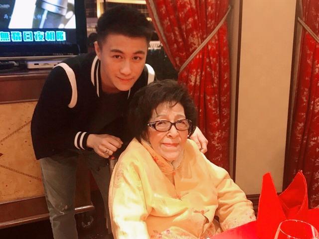 何鸿燊|何鸿燊八姐，99岁孤身一人，为何只有四房梁安琪陪伴左右？