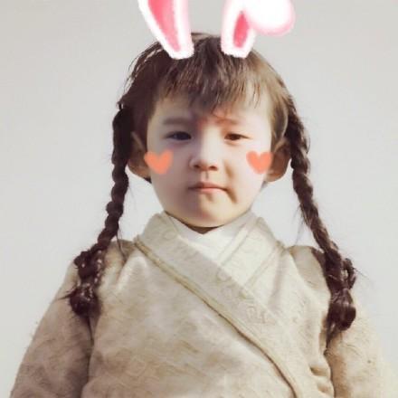 刘昊然六一过后才晒童年照,在雪地里撒欢,小脸通红超可爱