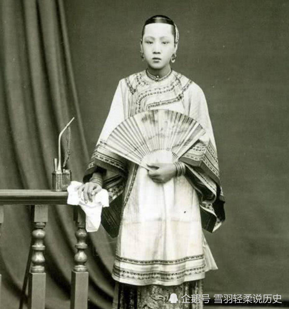 清朝大臣妻妾老照片:凤冠霞帔的美丽新娘,李鸿章的小妾最惊艳!