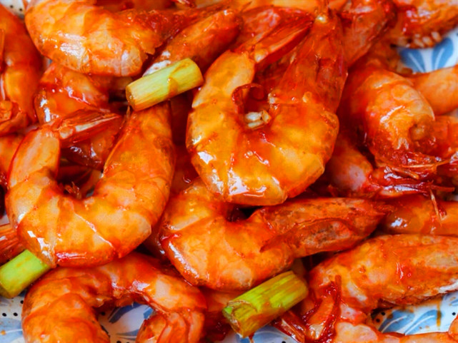 威海人喜欢的吮指虾传统风味油焖大虾红亮诱人鲜香醇厚