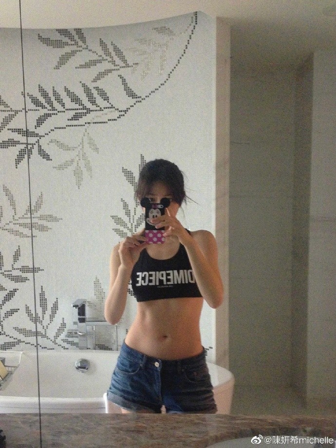 陈妍希|陈妍希晒一家三口合影，称老公白天拍戏，晚上陪儿子玩打架游戏