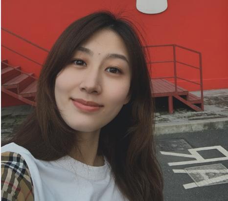 而且王聪的美貌气质,确实很出众,甚至可以说比郑恺的妻子苗苗还漂亮.