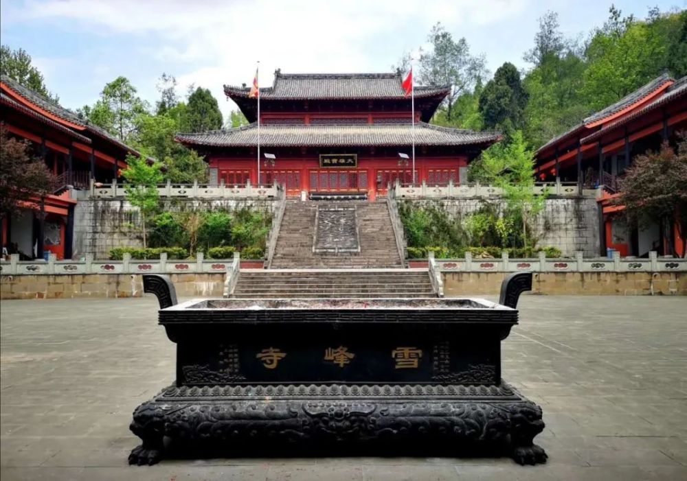 命名"雪峰寺".遂争相筹资在山脚兴建佛寺,百姓奔走相告顶礼膜拜.