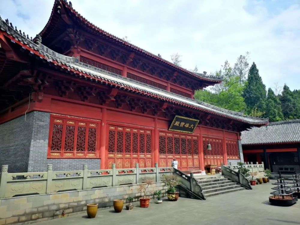 命名"雪峰寺".遂争相筹资在山脚兴建佛寺,百姓奔走相告顶礼膜拜.