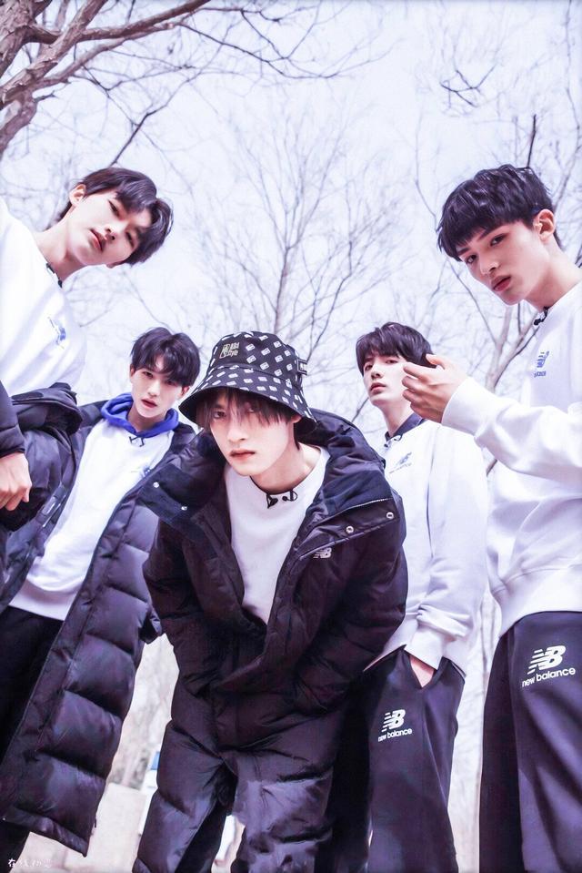 也有两个出道的组合,除了unine,还有出道夜当晚成立的100天限定男团