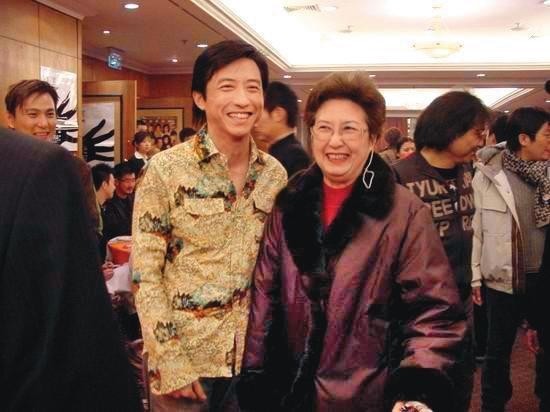 庾澄庆|庾澄庆夫妇罕见合体为恩师庆生，张嘉欣美得发光，婚姻一定很幸福