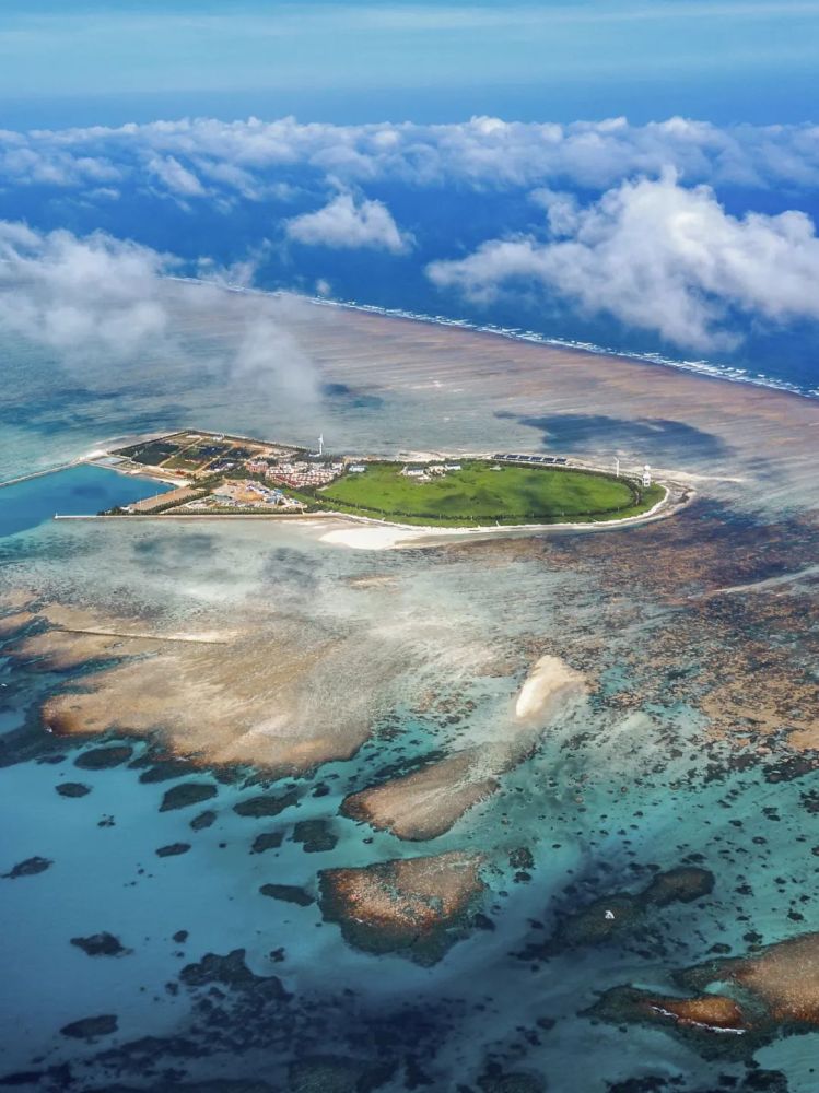 由於自然條件艱苦,地緣局勢複雜和軍事駐防的需要,南海諸島礁的旅遊