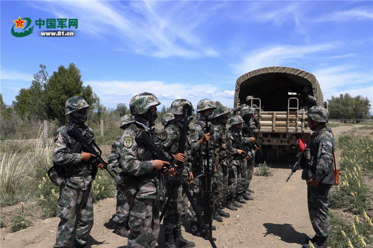 近日,为加强部队应急处突能力,新疆军区某边防团克孜乌雍克边防连紧贴