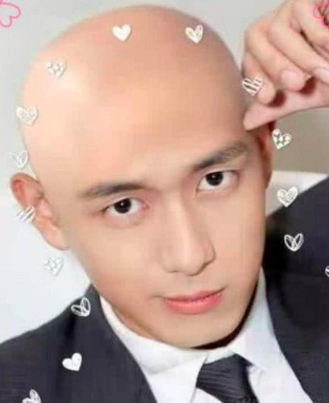 李现为新剧剃光头,参加开机仪式全程戴帽子,却意外达颜值巅峰!