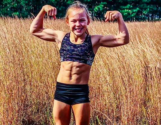 美国10岁女孩因拥有六块腹肌成网红,每周力量训练30小时