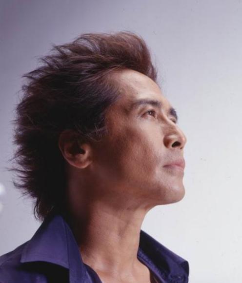 2001年,将齐秦告法庭的私生子方伟,已经酷似"亲爹"齐秦的模样