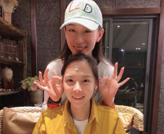 杨丽萍徒弟水月和同性女友结婚,双方父亲为其送祝福,好开放的两家子