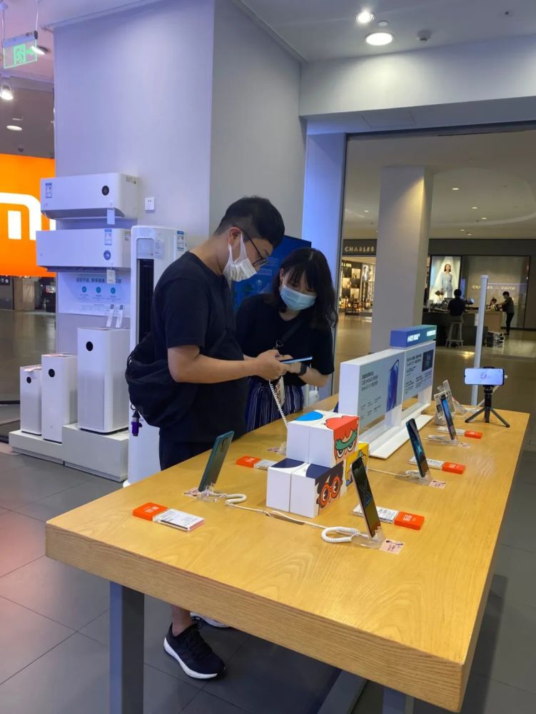 杭州闹市区这家手机店突然大排长龙1500块钱就能买到5g手机