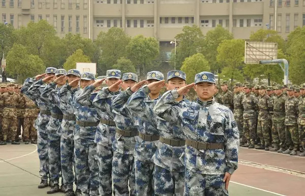 三是選改士官,義務兵服役期滿,表現優秀的,根據部隊崗位需要選改為