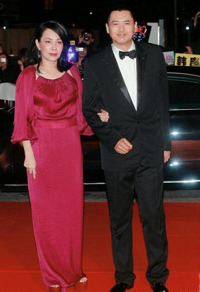 的位置如果在中间,也容易有走光的风险,陈荟莲身穿的这款开衩裙就踩雷