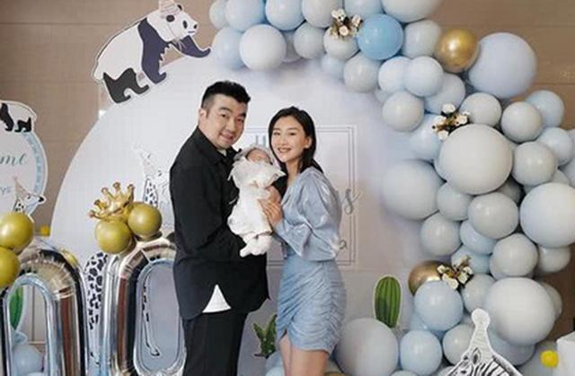 31岁何雯娜晒婚礼照片,女儿亮相超可爱,一家三口幸福美满