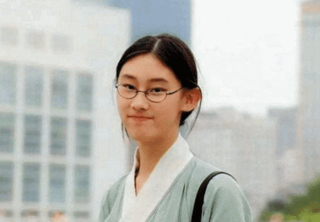 从照片中我们可以看到,戴着一个小框眼镜的武亦姝显得十分文静儒雅,她