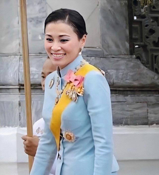 泰国苏提达王后迎42岁生日前空姐完美蜕变未生育仍受国王宠爱
