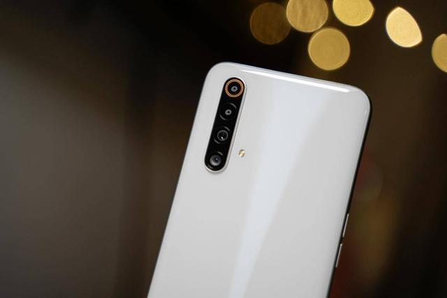 真我x50m的包装盒,依然是黄色铺面很醒目,盒子中附赠了30w dart闪充