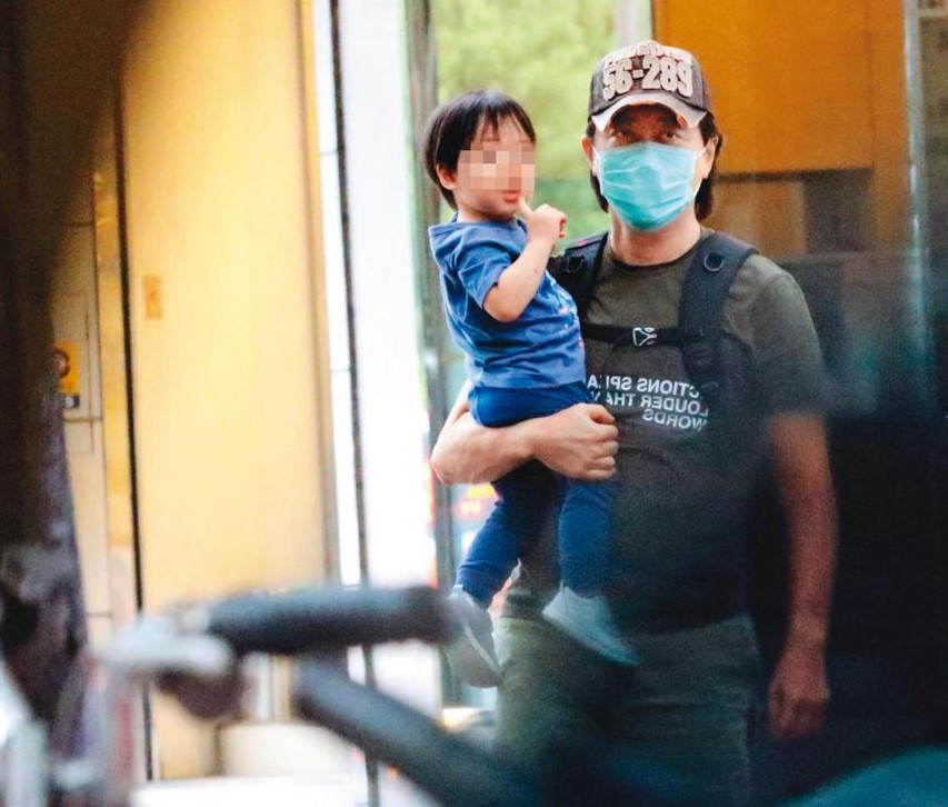 庾澄庆|庾澄庆夫妇罕见合体为恩师庆生，张嘉欣美得发光，婚姻一定很幸福