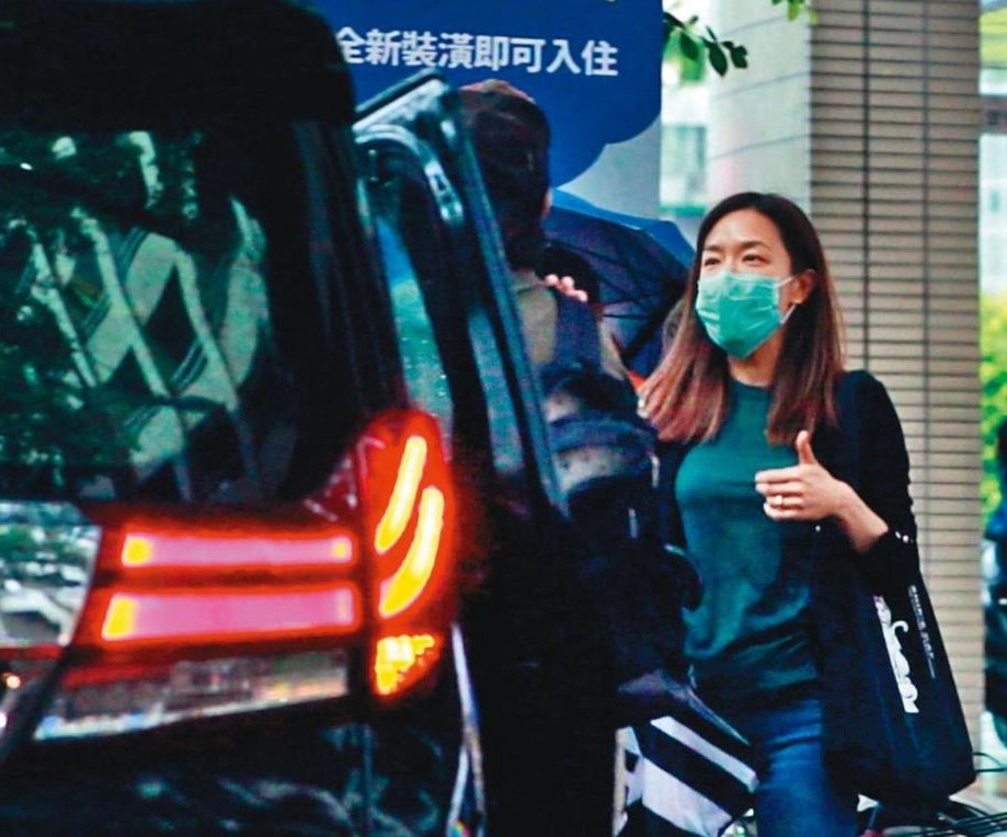 庾澄庆|庾澄庆夫妇罕见合体为恩师庆生，张嘉欣美得发光，婚姻一定很幸福