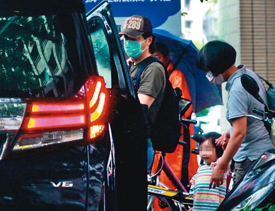 庾澄庆|庾澄庆夫妇罕见合体为恩师庆生，张嘉欣美得发光，婚姻一定很幸福