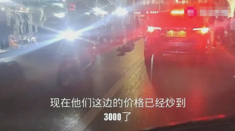 郑州800元摊位被炒至3000元，不少市民开车“练摊”