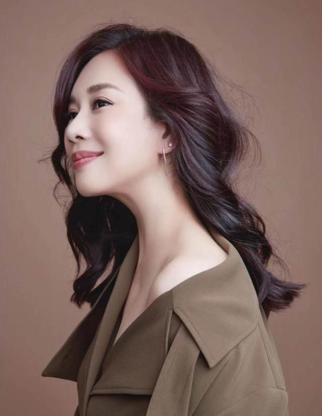 49岁陈松伶近照曝光与小8岁老公十指紧扣走路小腹凸起很惹眼