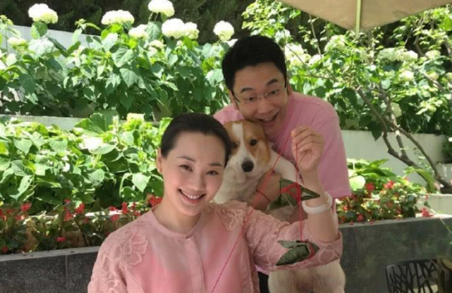 靠第一任老婆走红,靠第二任老婆发家致富,今48岁成了亿万富翁