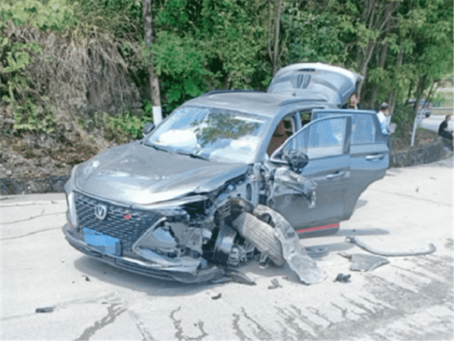 长安cs75 plus追尾货车,真实演绎25%偏置碰撞,中保研真没骗人