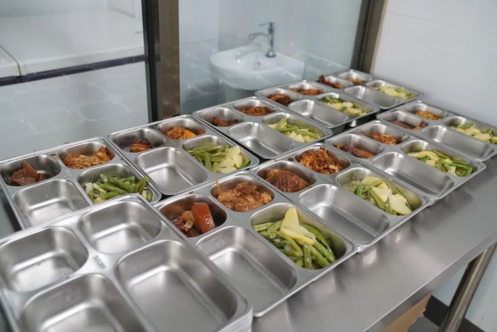 上午10点多,就有老人陆续过来了,到了中午11点,就餐的老人已经坐在