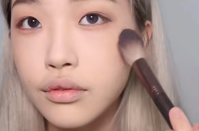 小姐姐仿妆小千代被吐槽装嫩看到成品这脸被天使吻过