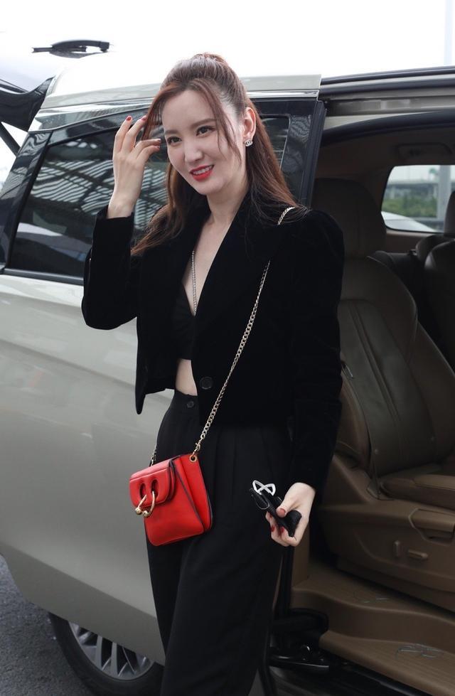 "乘风破浪姐姐"张萌现身,内衣外穿又酷又飒,大秀性感身材