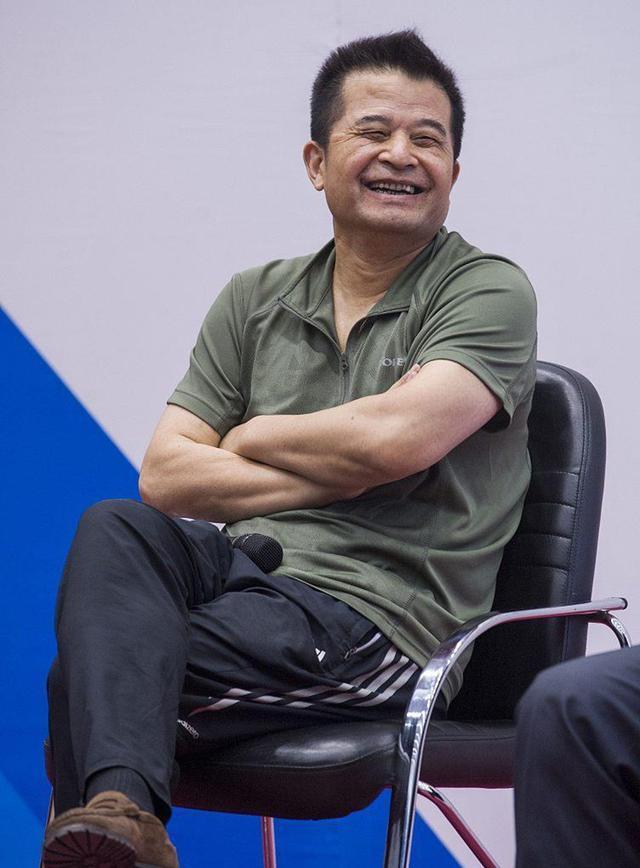 61岁毕福剑近照曝光,当年光鲜全然不再,现身小饭馆为友人题字