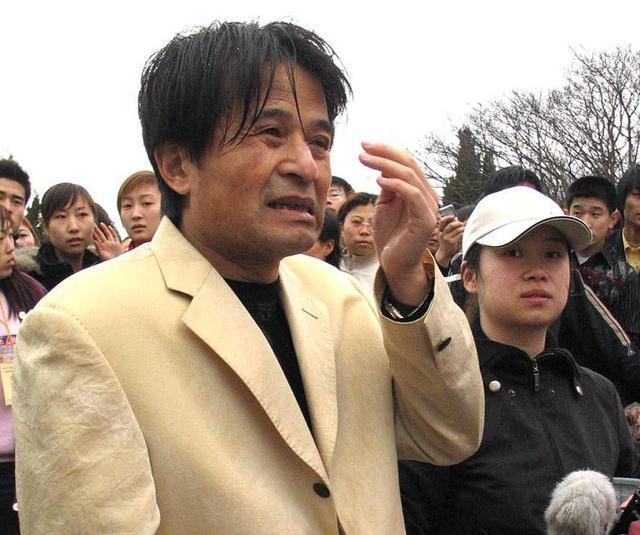 61岁毕福剑近照曝光,当年光鲜全然不再,现身小饭馆为友人题字