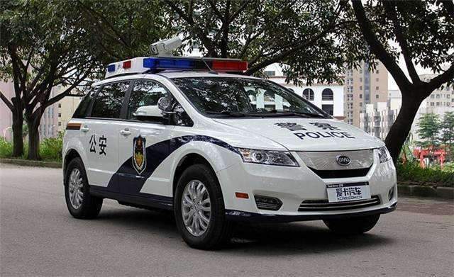 除了e6,比亚迪的王牌车型唐自然也是警车队列里面的热门款,唐phev的百