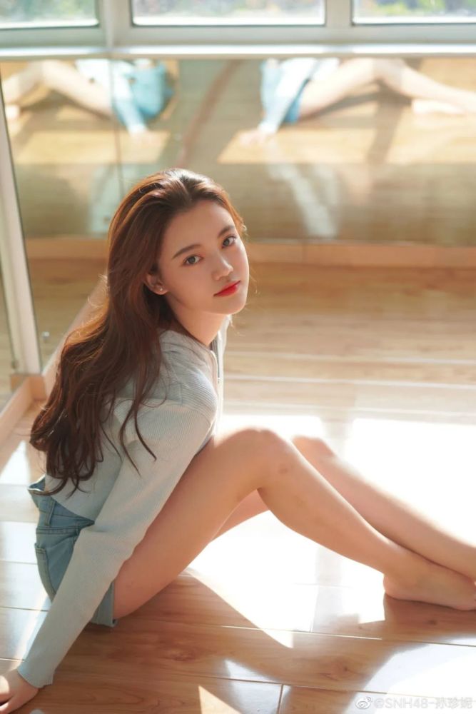 说自己是"花瓶"被无情反驳,网友:有那么丑的花瓶吗?