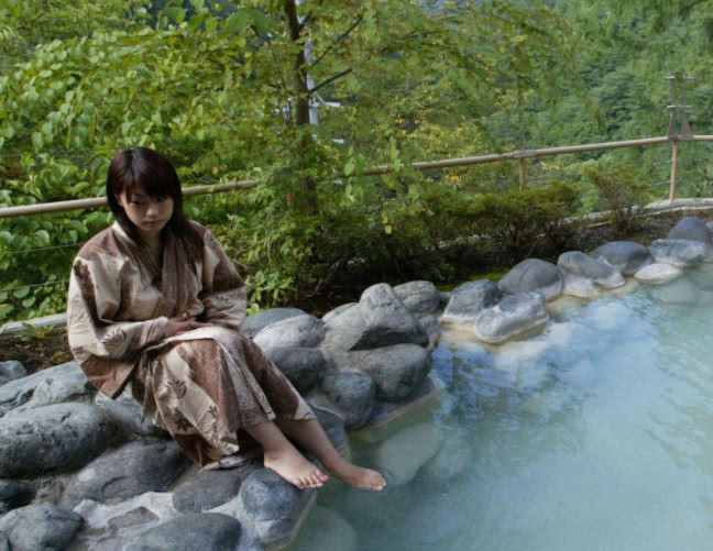 日本泡温泉要遵守3条规定最后一条很多中国女孩无法接受