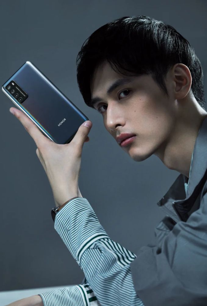 2020年,由韦骁龙主导的全新荣耀play继续"play",为年轻人的生活态度积