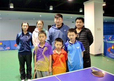 王永刚还组织他们一起参加公益活动,除了让更多的人了解乒乓球这项