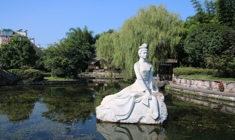 时间过得飞快,渐渐地,曾经乖巧可爱的小女孩已经成长为亭亭玉立的大