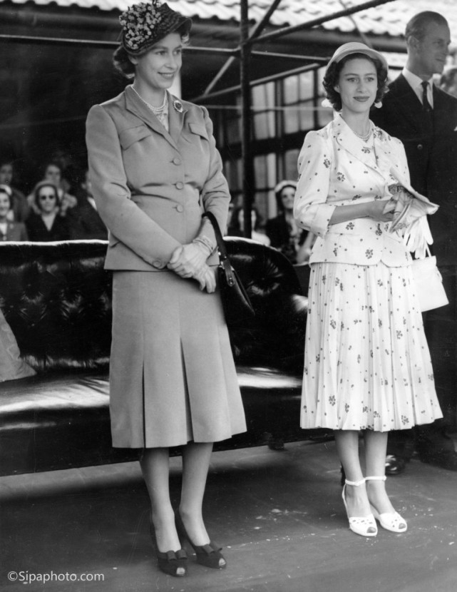 年轻时的英女王容貌出众,喜欢和妹妹玛格丽特打闹不服软