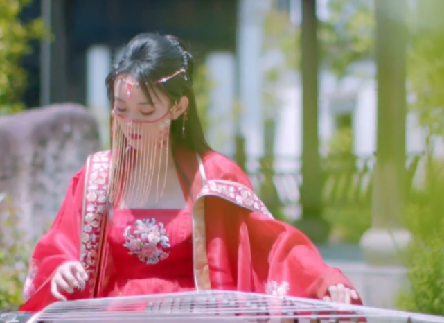 刘泳希李嘉铭办古风婚礼,一个弹古筝,一个弹钢琴,画面太美了