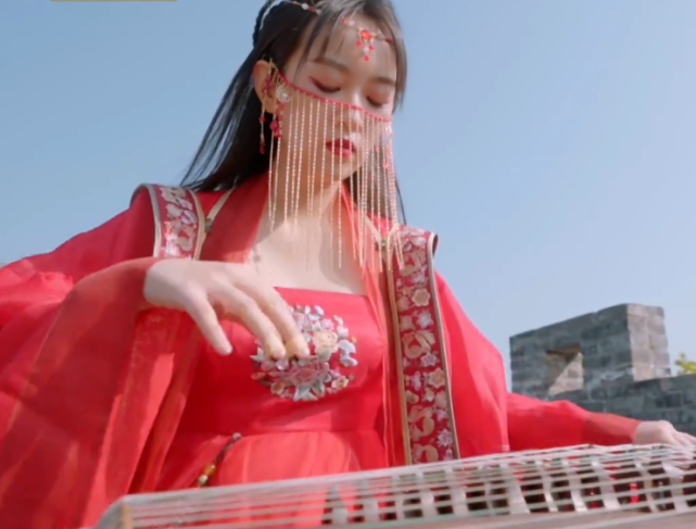 刘泳希李嘉铭办古风婚礼,一个弹古筝,一个弹钢琴,画面太美了