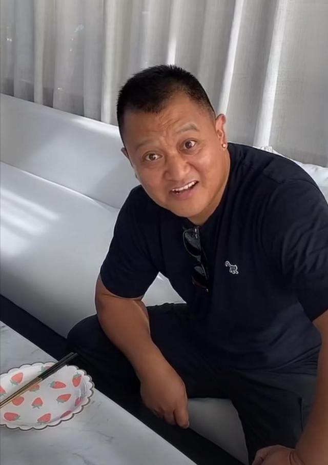 54岁寇占文罕现身,和徐峥陶虹搭戏成名,还是吴京同门师兄?_腾讯新闻