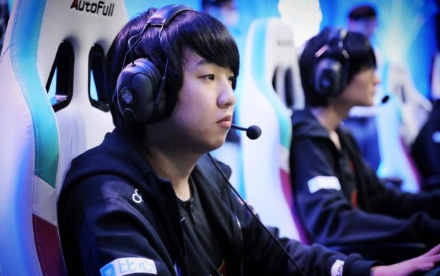 fpx上单khan的癖好实在太奇葩,有他在其他选手以后连脚都不用洗了