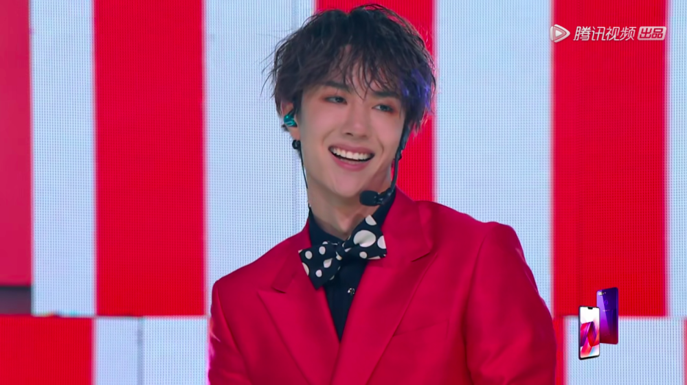 肖战王一博创造101合体被冷落耳返一人一只细节引人泪崩