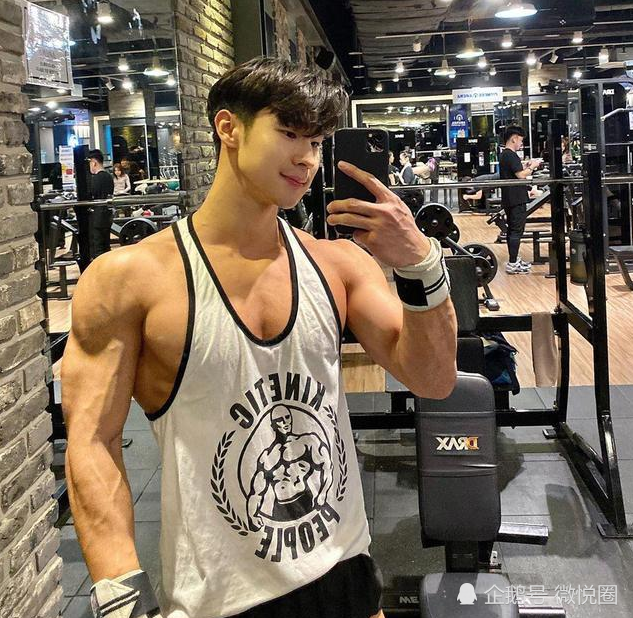 爱笑的鲜肉男孩是深藏不露的肌肉达人,每块肌肉宛若精雕细琢