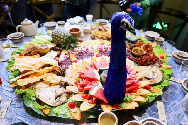 每次邀请朋友来吃孔雀宴,朋友们总要对着这顿极美的孔雀宴,花上十几二